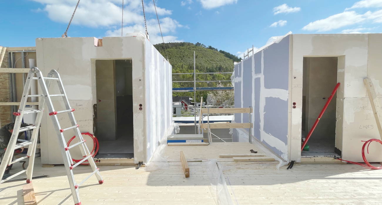 Montage ganzer fertiger Sanitärmodule auf der Baustelle